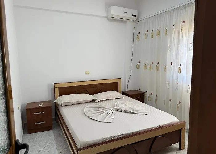 Holiday Rooms 招待所 *