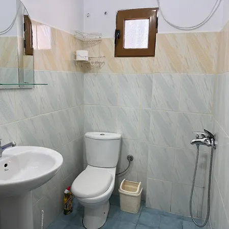 Holiday Rooms בית הארחה